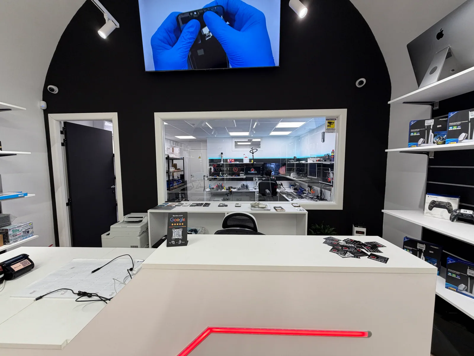 Laboratorio PC SERVICE visibile dal punto vendita