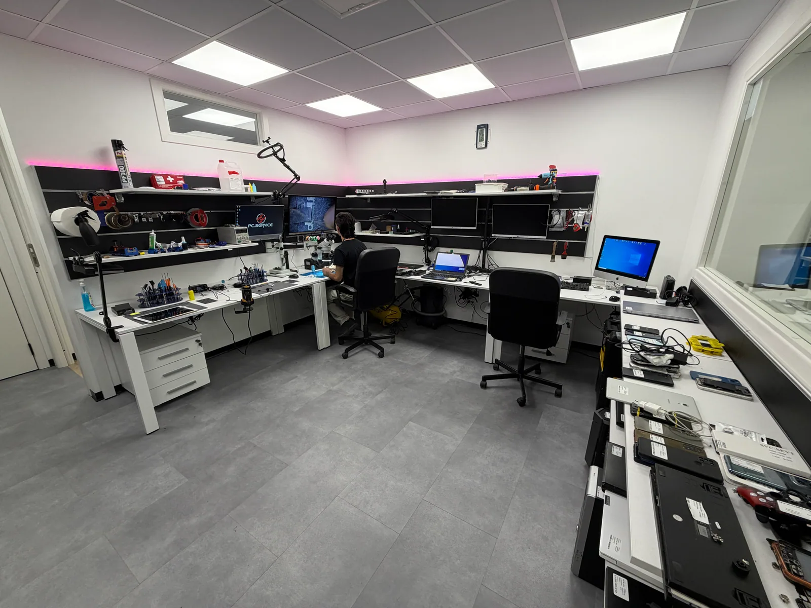 Tecnico al lavoro nel laboratorio PC SERVICE