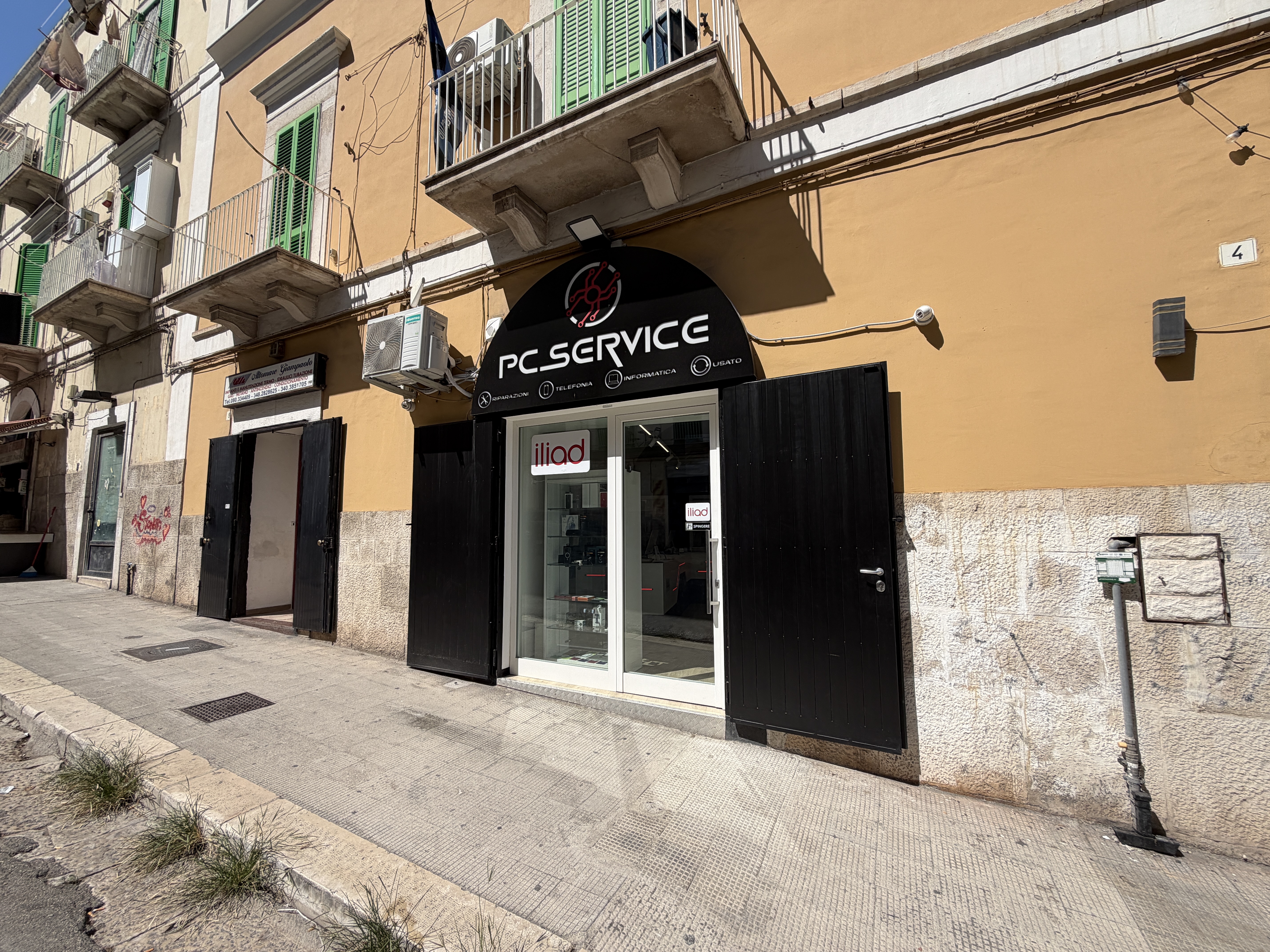Esterno del negozio PC SERVICE in Via Baccarini 6 a Molfetta, con insegna e ingresso